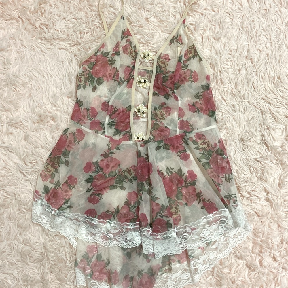 Vintage Pretty lacy nighty with flowers.